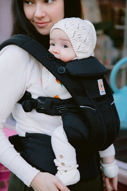 Ergobaby Omni Breeze Carrier for Newborns, from Birth to 20.4 kg, 4 Positions, SoftFlex Mesh, Ergonomic Baby Front-Inward and Back Carry Position, Onyx Black