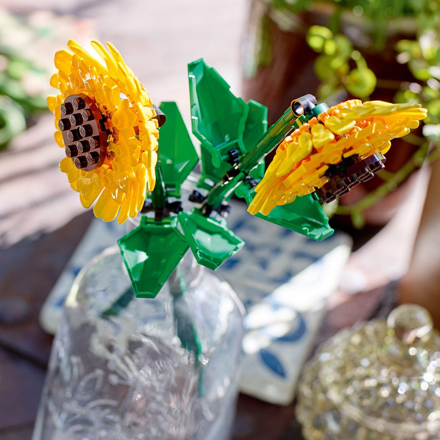 LEGO Botanicals Sunflowers - Yellow Faux Flowers Building Set - Gift for Mothers or Floral Home Decor for 8+ Year Old Girls and Teenagers - Botanical Collection - 40524
