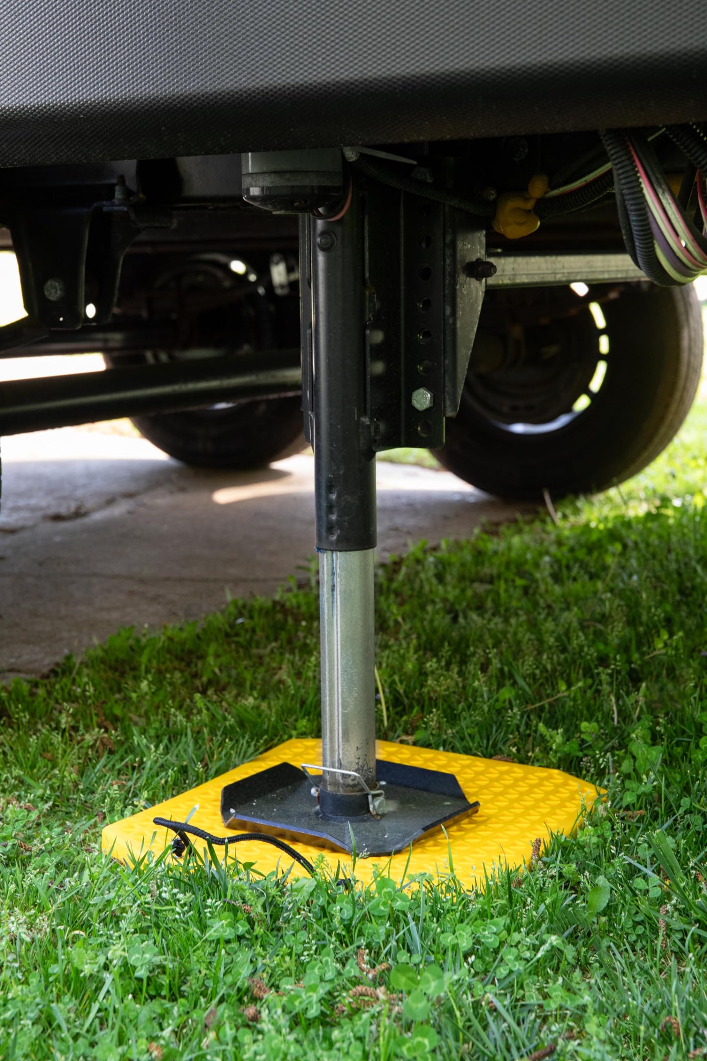 Camco Extra Large Stabilizer Jack Pads - Helps Stop RV Jacks from Sinking into Soft Ground - Includes Rope Carry Handles & Each Measures 17” x 15” x 1” - Crafted of Heavy-Duty Polymer - 2-Pack (44545)