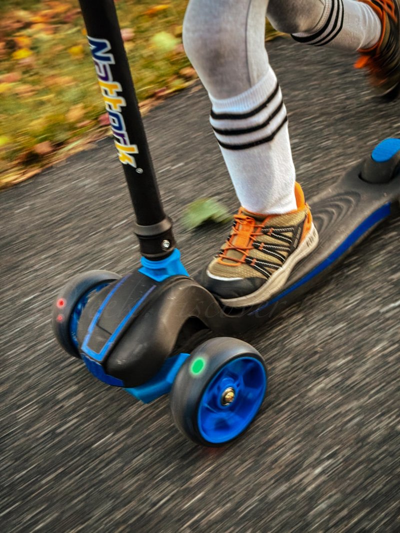 Nattork Kids Scooter for Age 3-8, Toddler Scooter with 4 Adjustable Height for Boys & Girls, Light Up 3-Wheels Foldable Kick Scooter, Lean to Steer, 120LB Weight Capacity