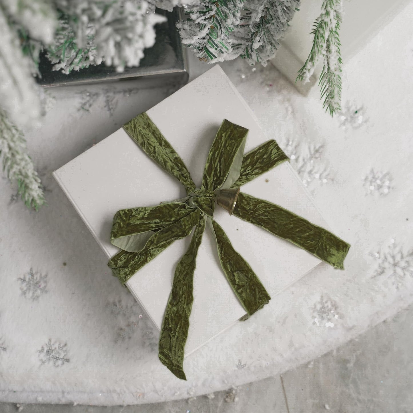 HUIHUANG Moss Green Velvet Ribbon 1 inch x 10 Yards Luxury Crushed Green Velvet Ribbon for Christmas Tree Ornaments, Gift Wrapping, Wreath Decoration, Holiday Decor, Bows, Flower Bouquets