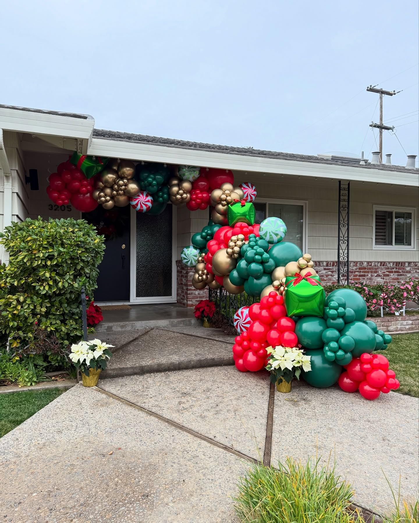 Christmas Balloons Arch Kit, 102pcs Red Green Gold Balloons Difference Sizes Latex Balloons with 16ft Tape Strip & Dot Glue for Christmas, Birthday Party Decoration