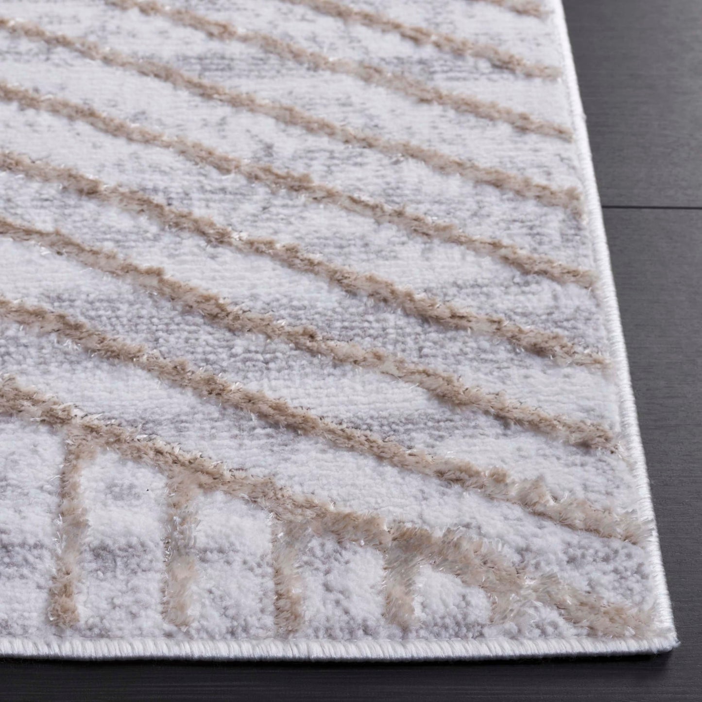 SAFAVIEH Maya Collection Area Rug - 7' Square, Ivory & Beige, Non-Shedding & Easy Care, Ideal for The Living Room, Dining Room Bedroom (MYA114B)