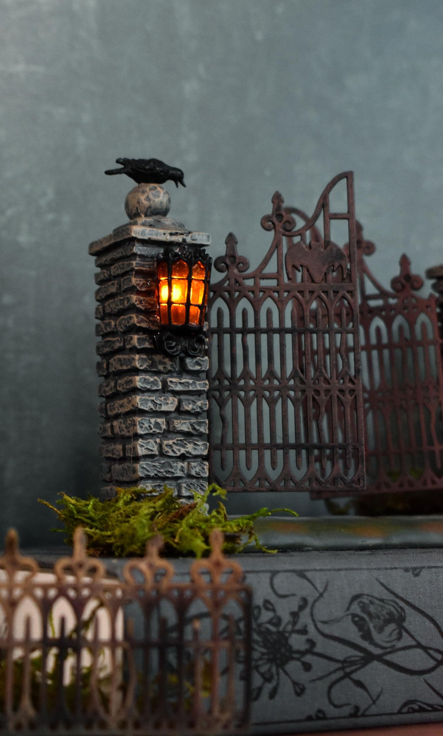 Department 56 Halloween Accessories for Village Collections Mini Spooky Wrought Iron Gate Lit Figurine, 4,53 Inch, Multicolor