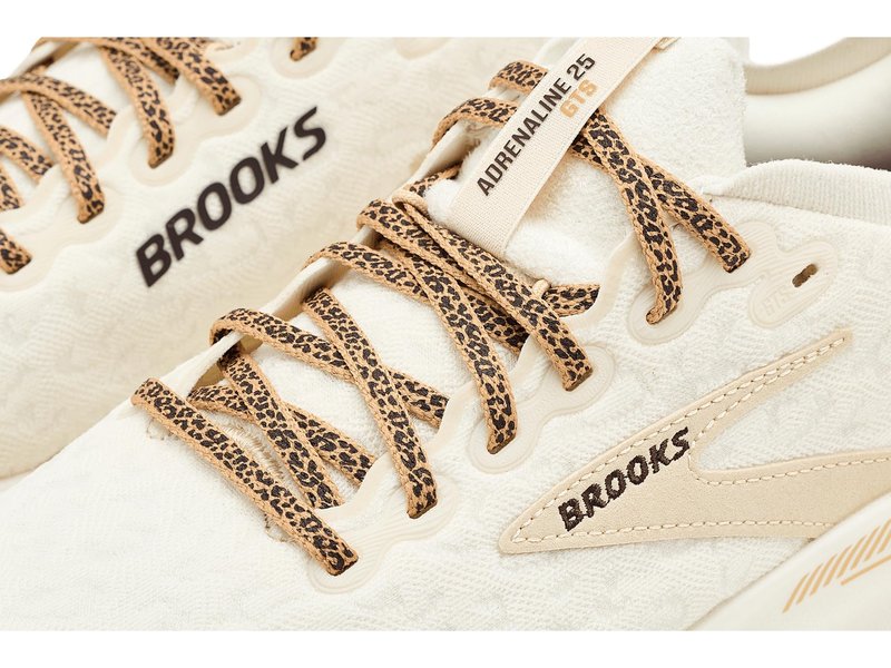 Brooks Womens Adrenaline GTS 25 Coconut/Tofu/Creme 6.5 Medium