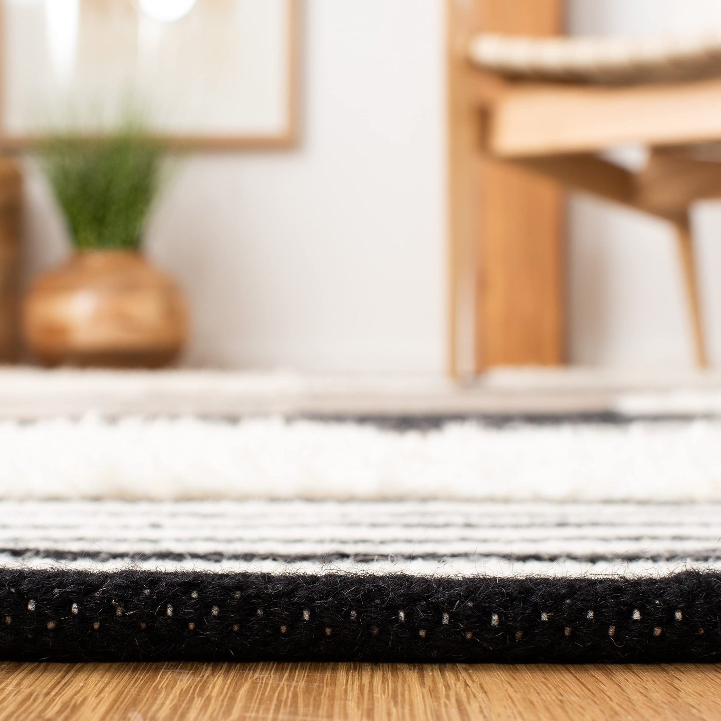 SAFAVIEH Kenya Collection Accent Rug - 4' x 6', Black & Ivory, Handmade Southwestern Wool, Ideal for High Traffic Areas in Entryway, Living Room, Bedroom (KNY278Z)