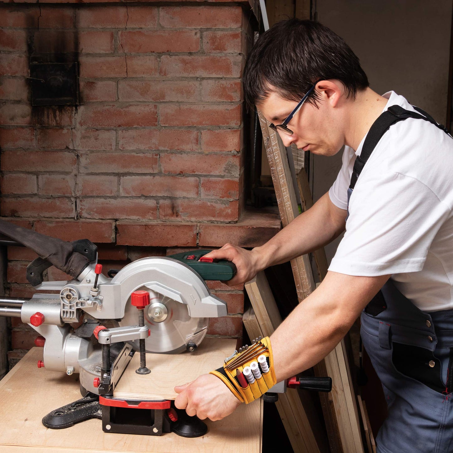 BINYATOOLS Magnetic Wristband with Super Strong Magnets Holds Screws, Nails, Drill Bit. Unique Wrist Support Design Cool Handy Gadget Gift for Fathers, Boyfriends, Handyman, Electrician, Contractor