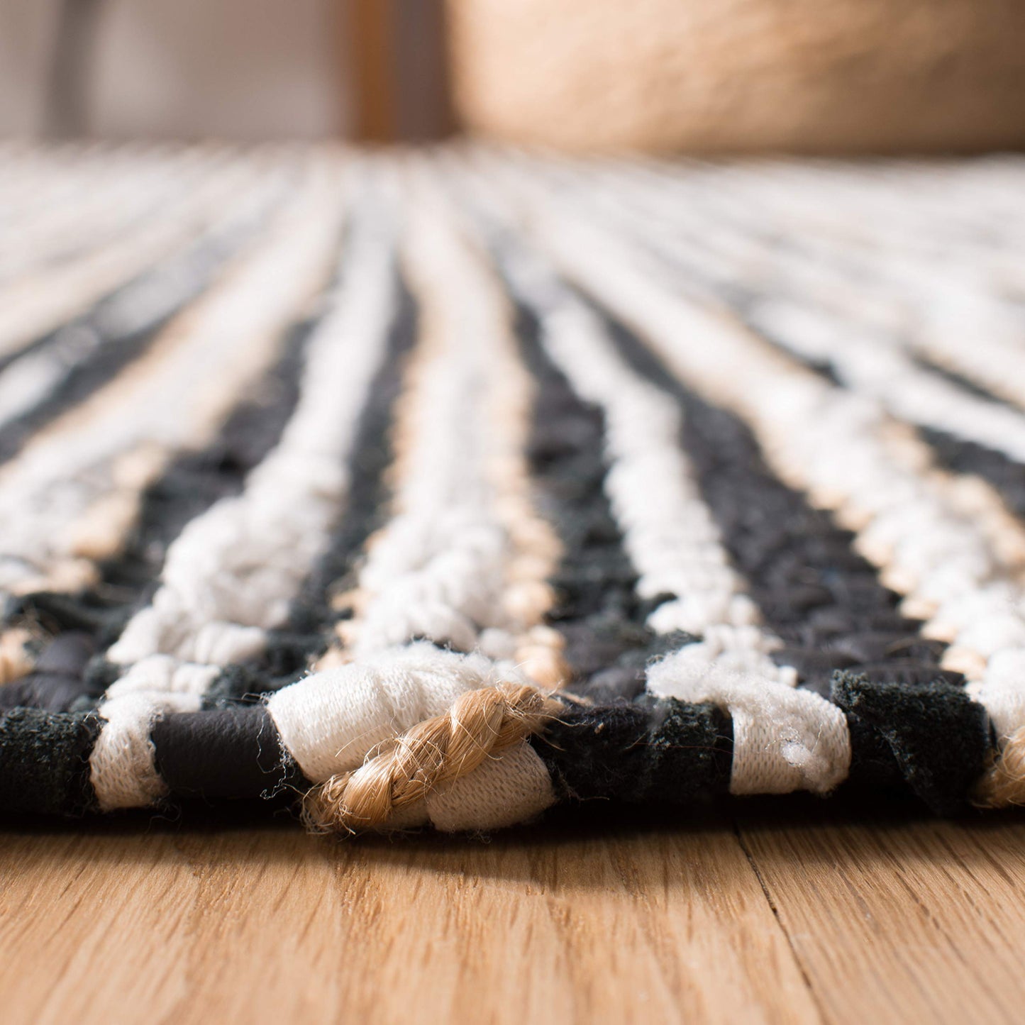 SAFAVIEH Vintage Leather Collection Area Rug - 5' x 8', Black & Multi, Handmade Boho Fringe Leather, Ideal for High Traffic Areas in Living Room, Bedroom (VTL373G)