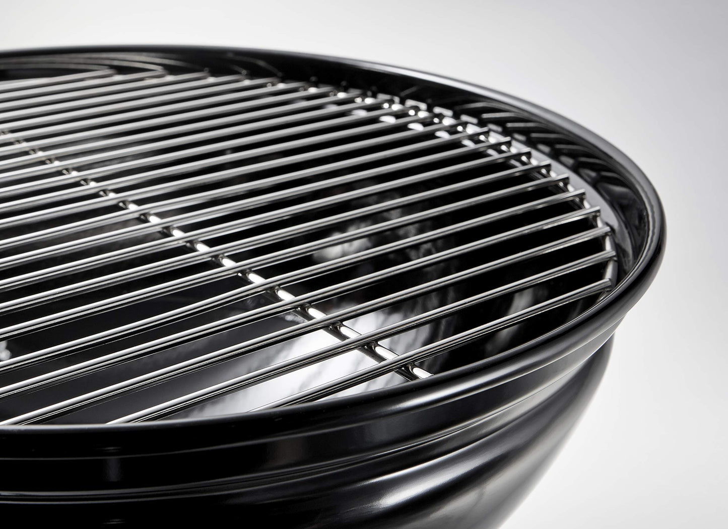 Weber Smokey Joe Charcoal Barbecue/Portable Design, Porcelain-Enamelled Lid & Bowl, 37 cm Cooking Surface, Black