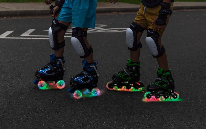 MammyGol Adjustable Inline Skates for Boys Girls Kids Youth with Light up Wheels, Green Beginner Blades Roller Skates for Boys Size 5 6 7 8 Ages 6-12