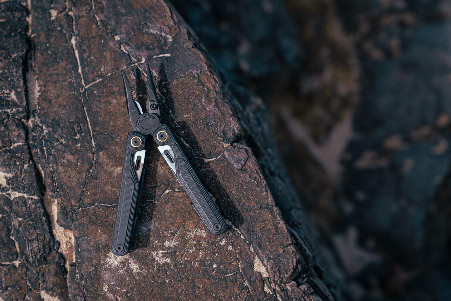 LEATHERMAN, Wave Alpha – 16-in-1 Multi-Tool with MagnaCut® Blade, G10 Handles & Full-Size Scissors, Obsidian