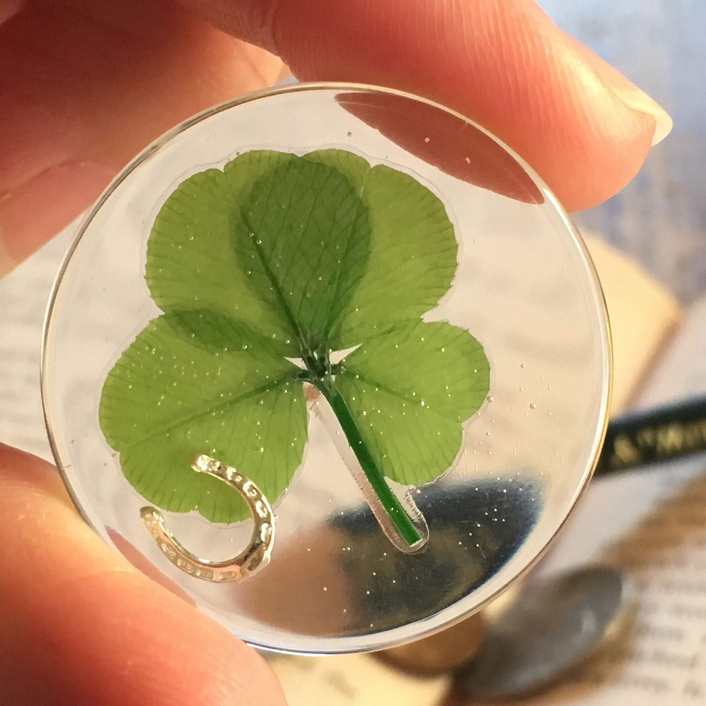 Real Four Leaf Clover Good Luck Pocket Token, Preserved, 1.25”, Including Metal Horseshoe Object (Silver)