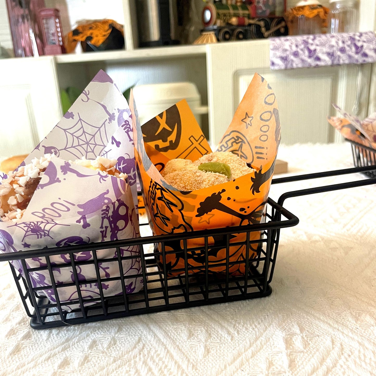 Suiwen 300pcs Halloween Wax Paper Sheet, Food Picnic Printed with Ghost, Spider, Pumpkin and Spiderweb, Greaseproof, Waterproof Dry Hamburger Liners Wrapping Tissue (Black, Purple&Orange)