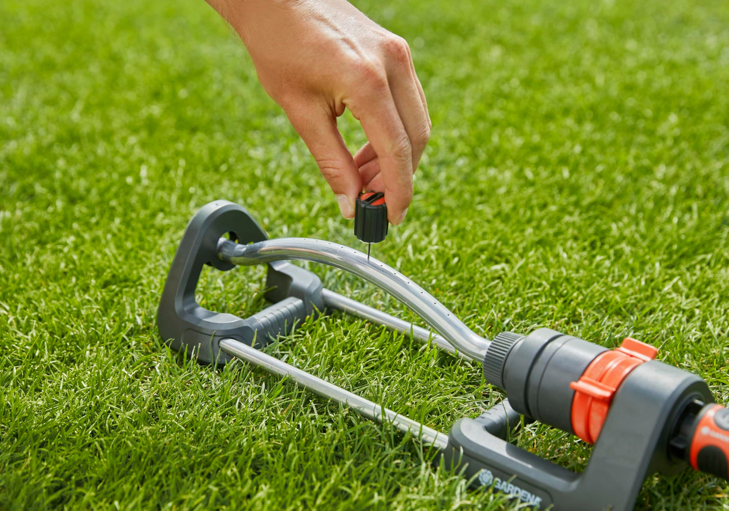 Gardena Aqua S oscillating sprinkler: Lawn sprinkler for watering areas of 90–220 m², range 7–17 m, spread max. 13 m, built-in metal filter (18700-20)