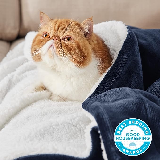 Bedsure GentleSoft Sherpa Fleece Blankets King Size for Bed - Thick and Warm Throw for Men, Soft Fuzzy Plush King Blanket for Winter, Navy, 108x90 Inches