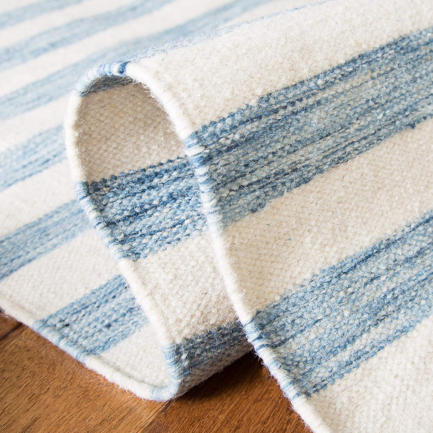 SAFAVIEH Dhurries Collection Area Rug - 6' Square, Blue & Ivory, Handmade Flat Weave Wool, Ideal for High Traffic Areas in Living Room, Bedroom (DHU575B)