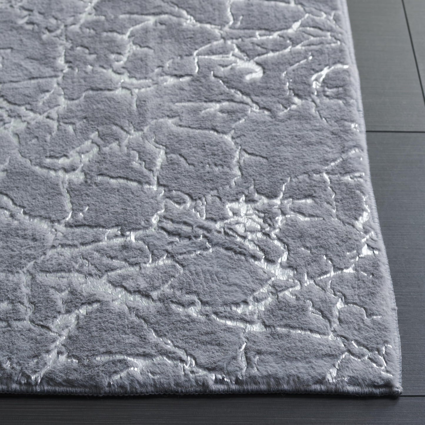 SAFAVIEH Faux Rabbit Fur Metallic Collection Area Rug - 4' x 6', Grey & Silver, Slip Resistant & Easy Cleaning, Ideal for Living Room, Bedroom, Dining Space (FRF300F)