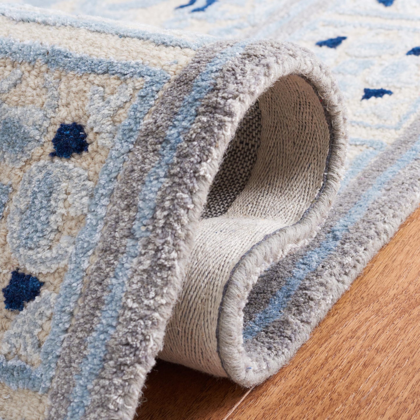 SAFAVIEH Bella Collection Area Rug - 5' x 8', Ivory & Blue, Handmade Wool & Viscose, Ideal for High Traffic Areas in Living Room, Bedroom (BEL155A)