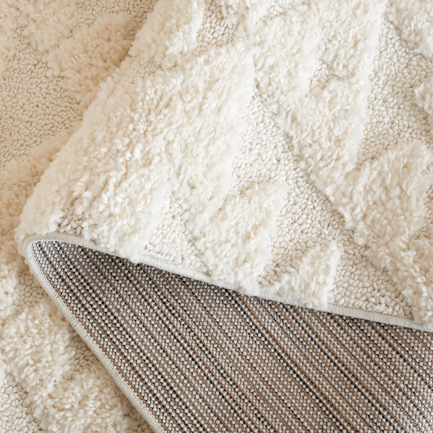 SAFAVIEH Area Rug 4x6 - Moroccan Tassel Shag Collection - Ivory, Non-Shedding & Easy to Clean, Plush High-Low Texture, Ideal for Living Room, Bedroom, Dining Space (MTS688C)