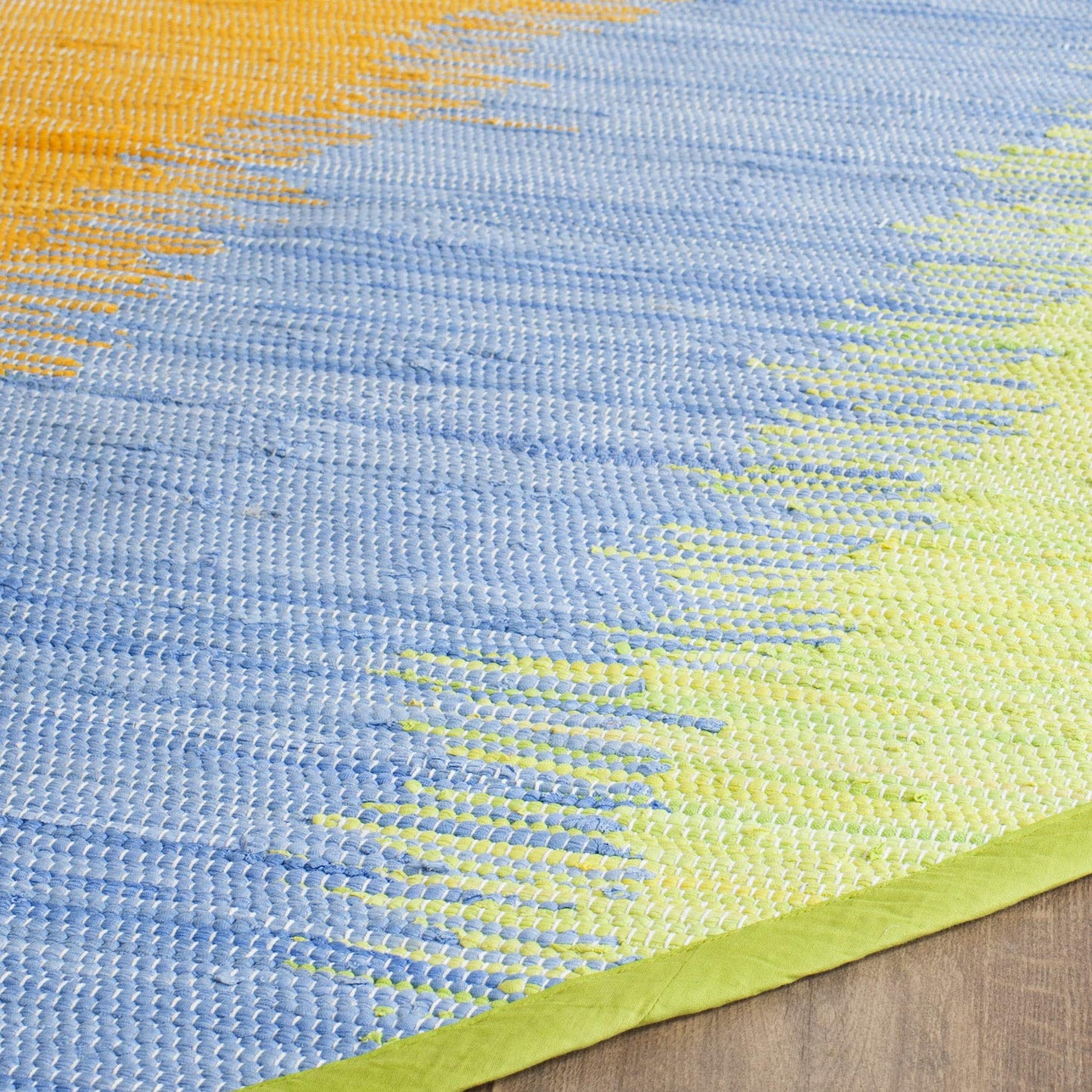 SAFAVIEH Montauk Collection Area Rug - 4' Round, Green & Gold, Handmade Stripe Fringe Cotton, Ideal for High Traffic Areas in Living Room, Bedroom (MTK710B)
