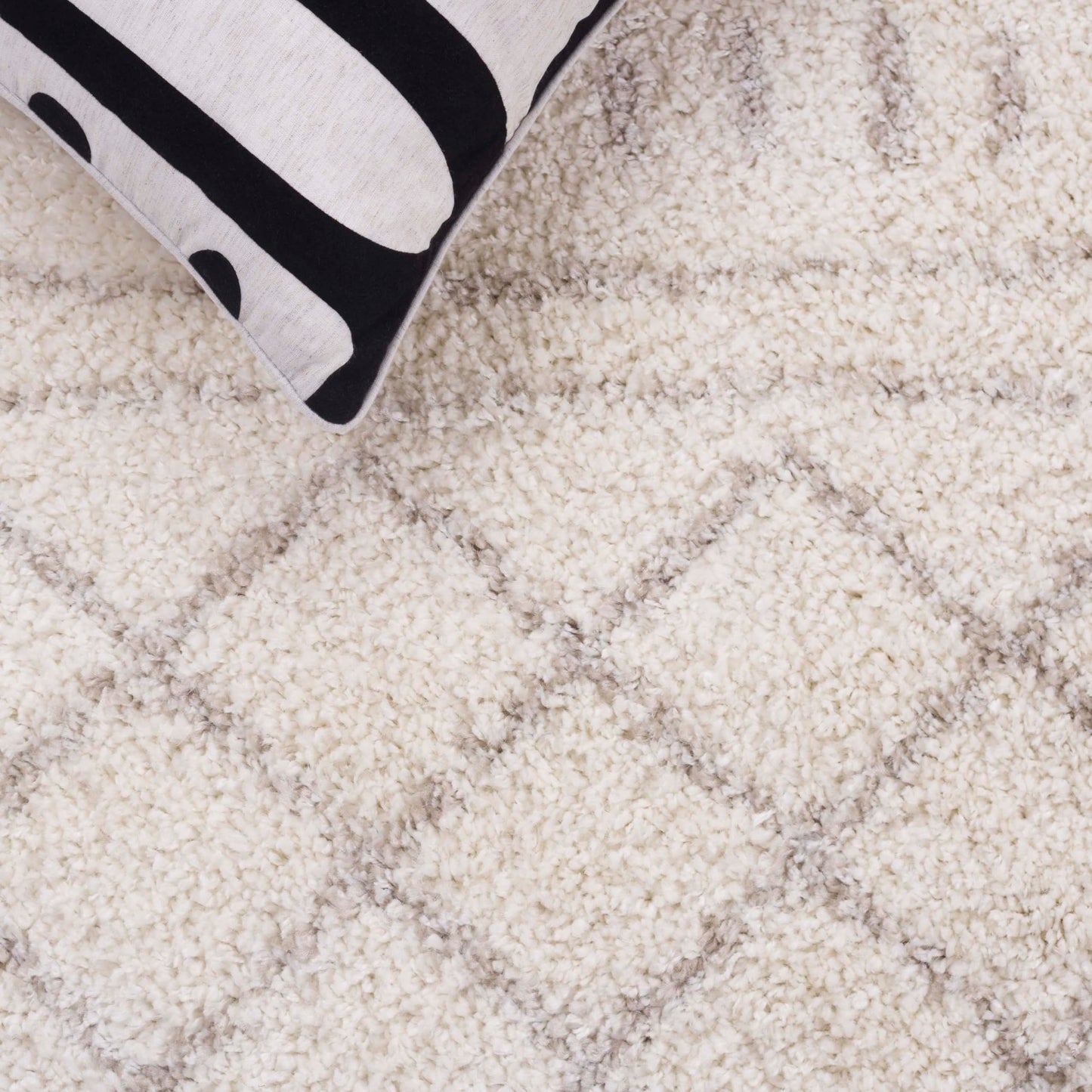 SAFAVIEH Arizona Shag Collection Runner Rug - 2'3" x 6', Ivory & Beige, Moroccan Boho Design, Non-Shedding & Easy to Clean, Ideal for Ideal for Living Room, Hallway, Foyer, Bedroom (ASG741A)