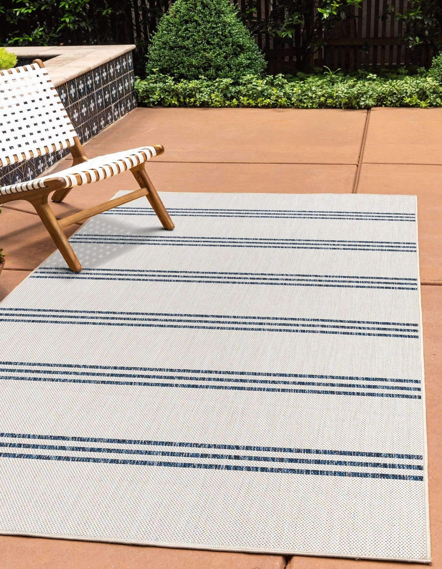 Unique Loom Outdoor Collection Area Rug - Anguilla (3' 3" x 5' 3" Rectangle, Ivory/ Blue)