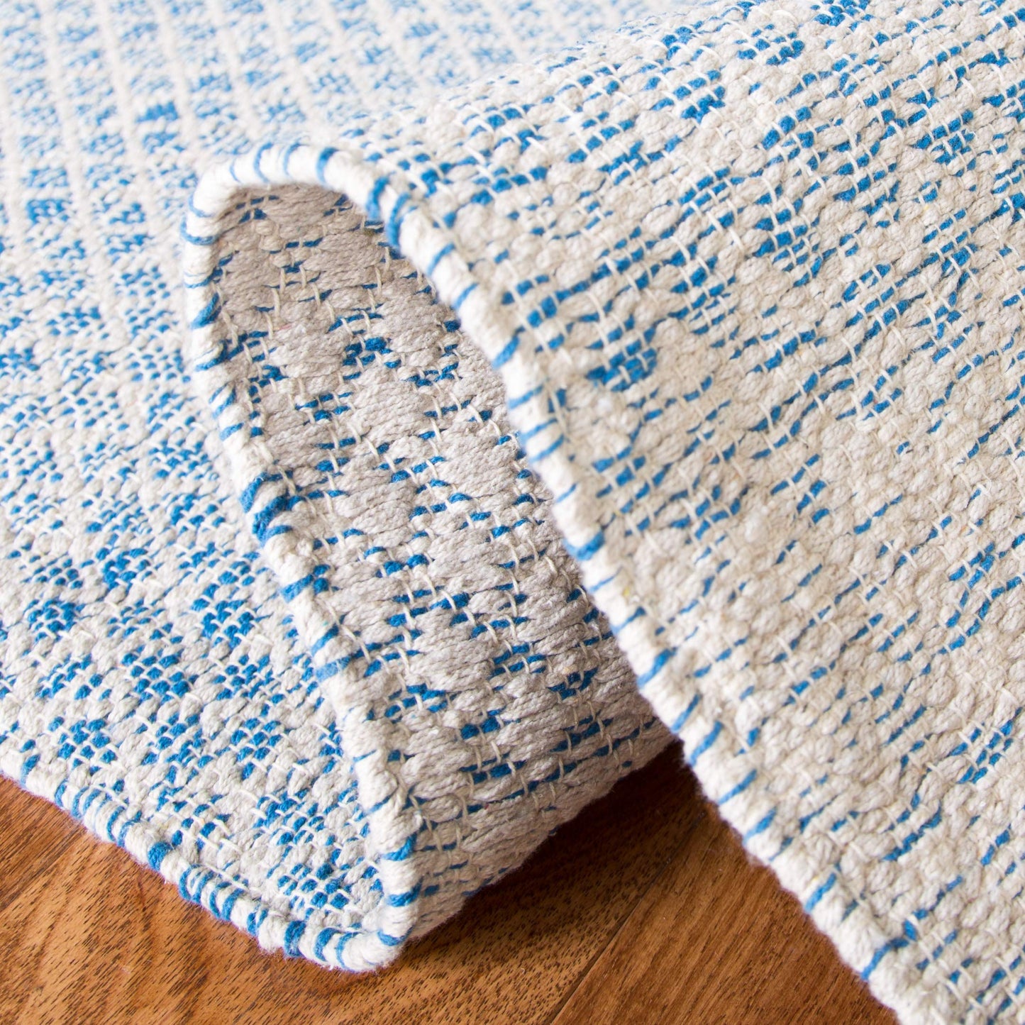 SAFAVIEH Montauk Collection Area Rug - 5' x 8', Blue & Ivory, Handmade Cotton, Ideal for High Traffic Areas in Living Room, Bedroom (MTK601B)