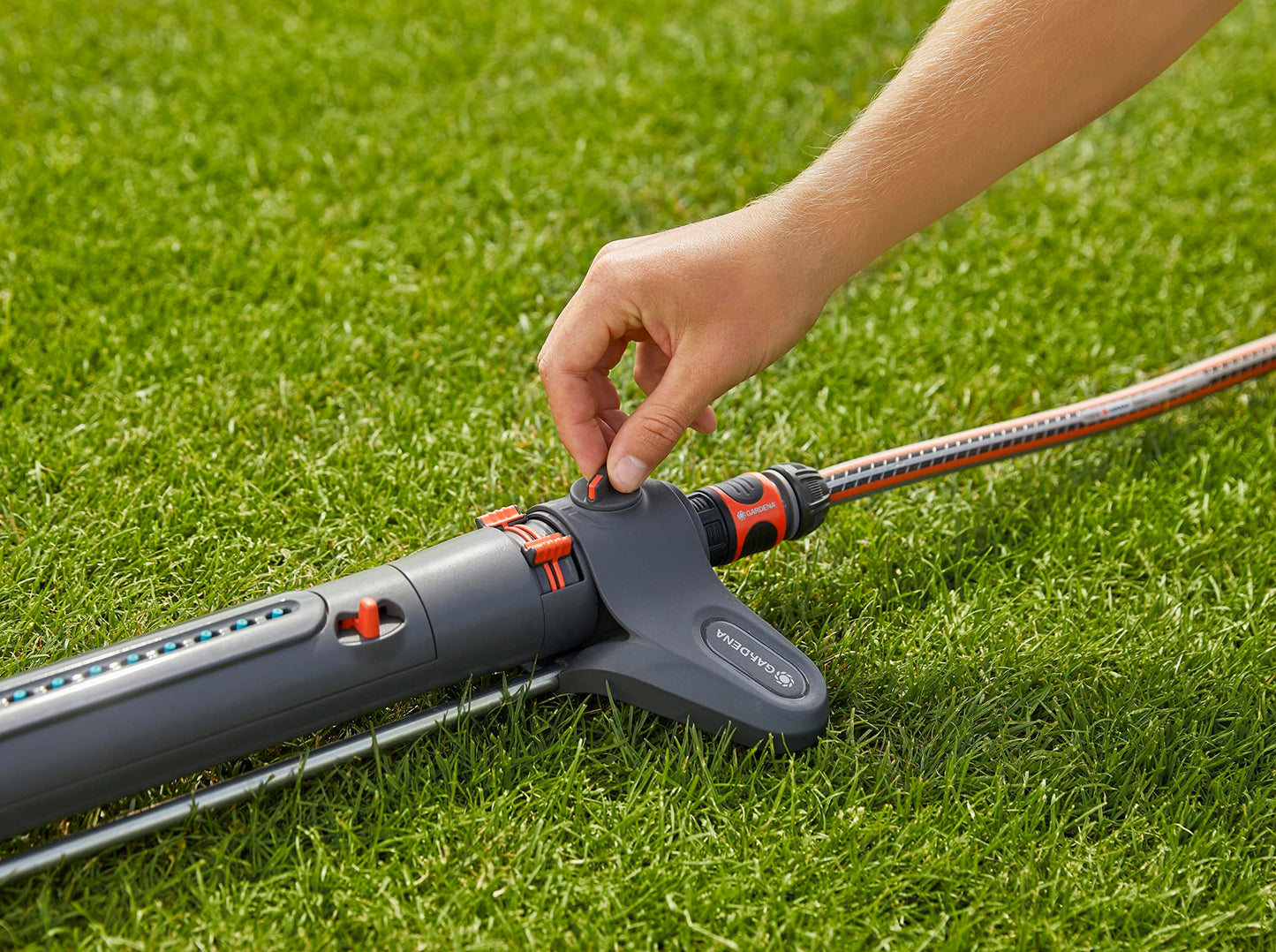 Gardena AquaZoom L rectangular sprinkler: Sprinkler for watering areas of 28–350 m², range 7–21 m, spread 4–17 m, built-in metal filter (18714-88)