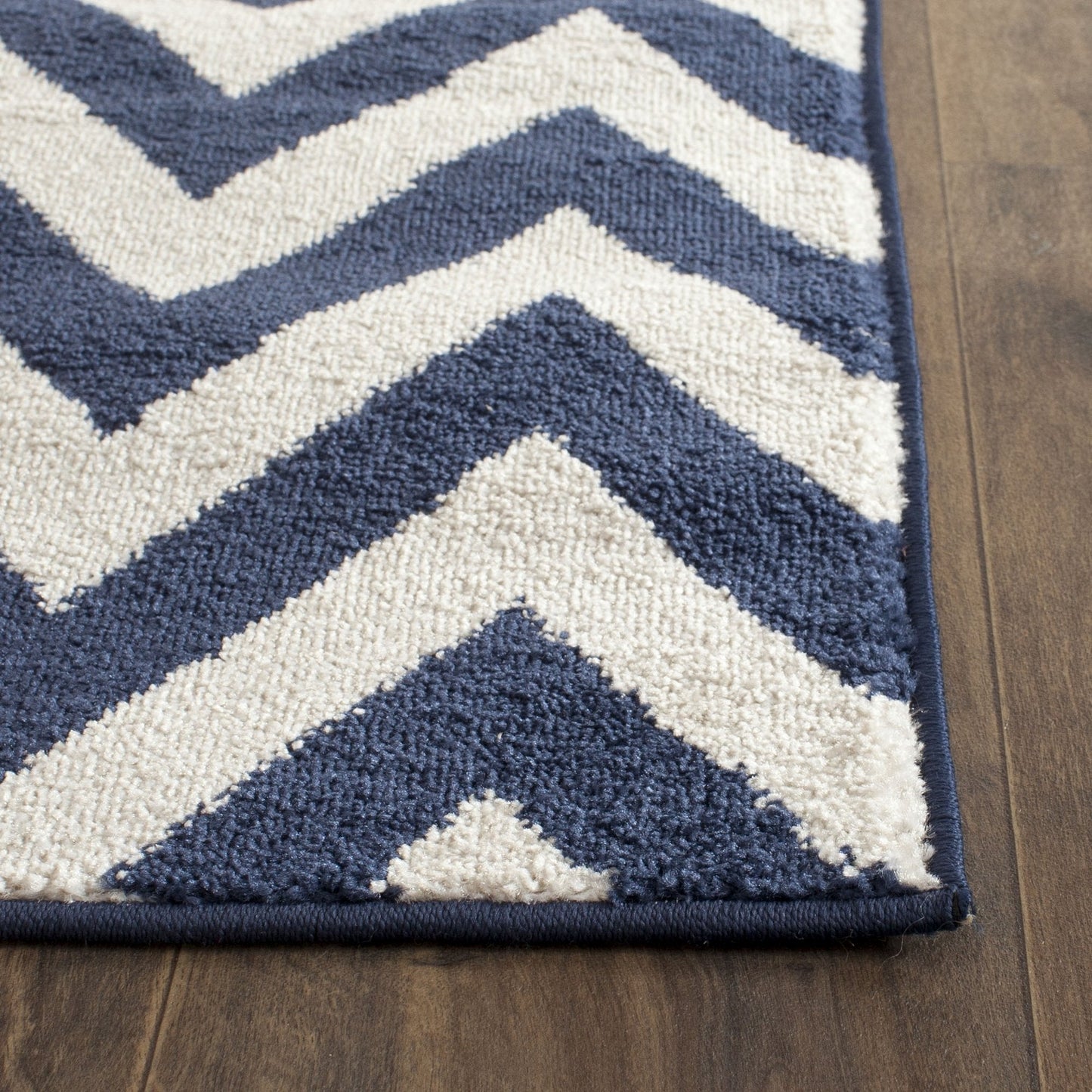 SAFAVIEH Amherst Collection Runner Rug - 2'3" x 7', Navy & Beige, Chevron Design, Non-Shedding & Easy Care, Ideal for High Traffic Areas in Living Room, Bedroom (AMT419P)