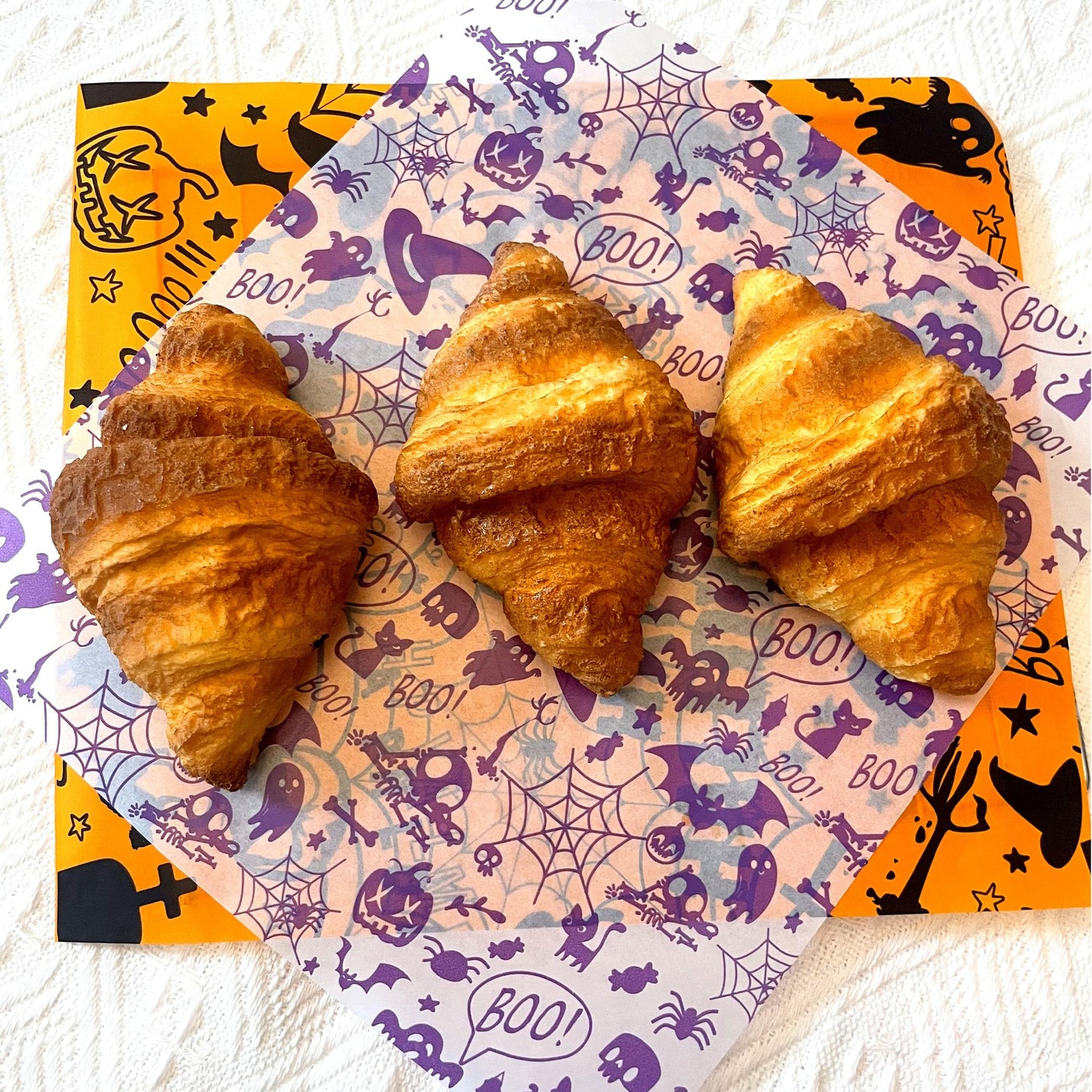 Suiwen 300pcs Halloween Wax Paper Sheet, Food Picnic Printed with Ghost, Spider, Pumpkin and Spiderweb, Greaseproof, Waterproof Dry Hamburger Liners Wrapping Tissue (Black, Purple&Orange)