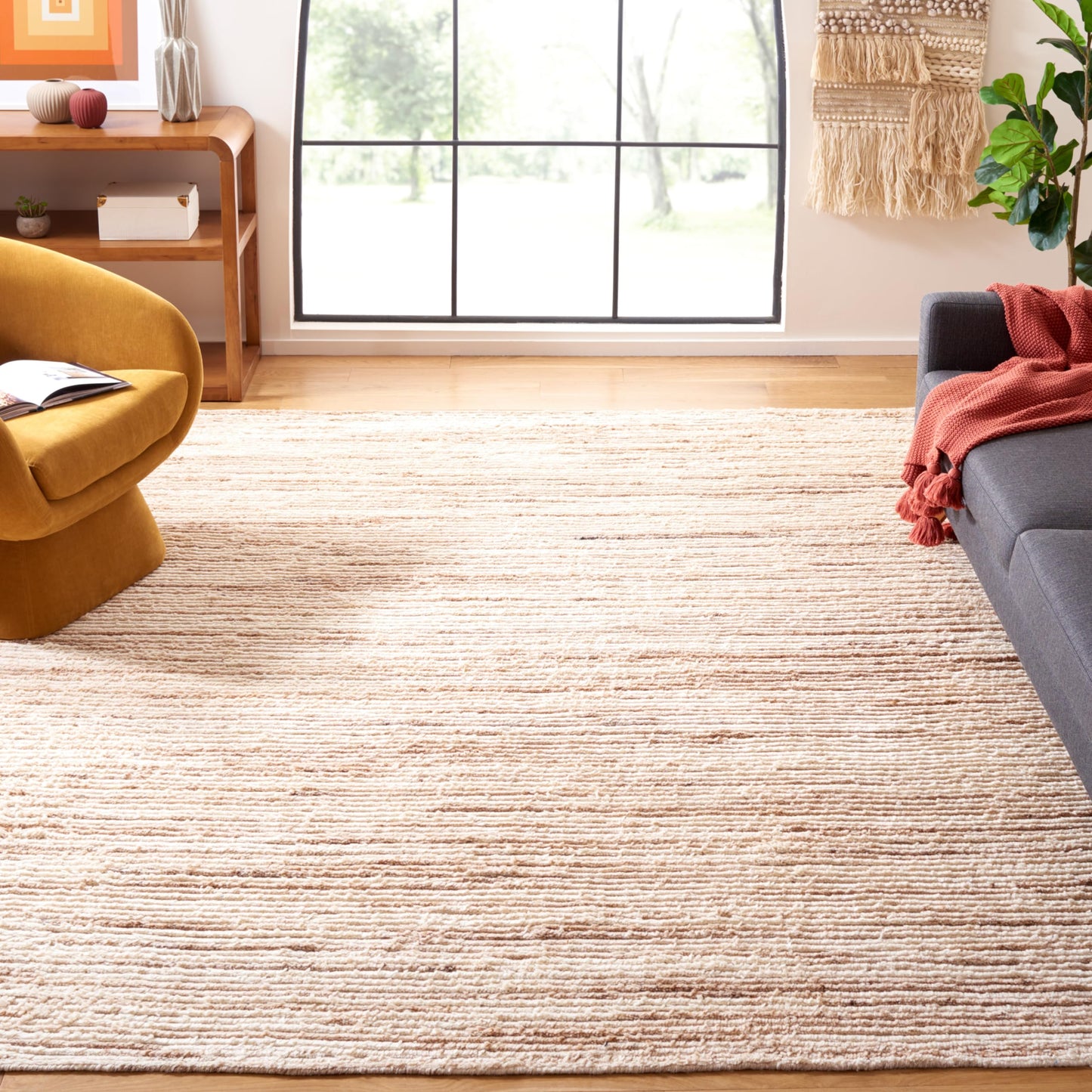SAFAVIEH Casablanca Collection Area Rug - 9' x 12', Beige & Ivory, Geometric Design, Handmade Wool, Ideal for The Living Room, Bedroom, Dining Room (CSB793B-9)