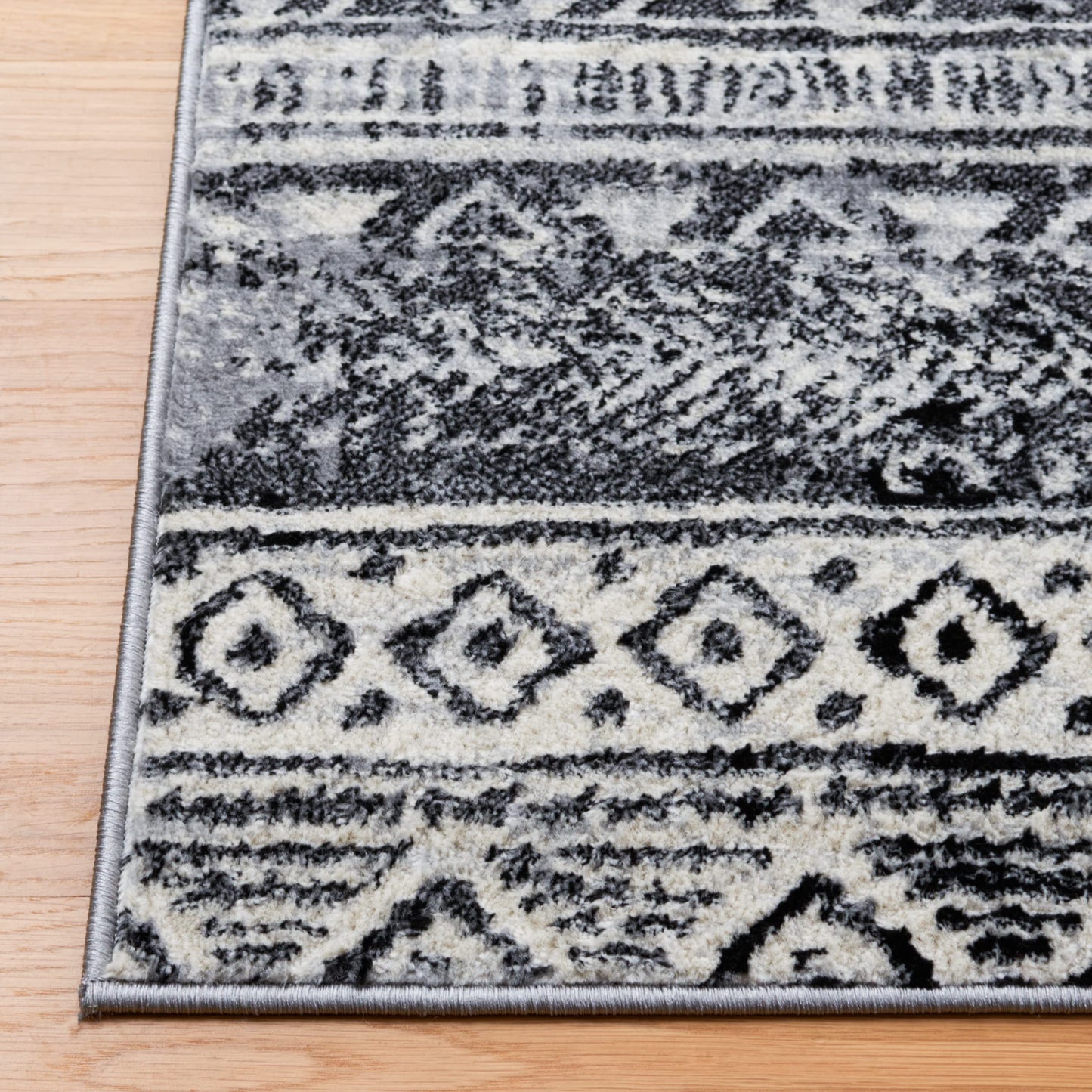 Safavieh Brentwood Collection Accent Rug - 4' x 6', Black & Ivory, Boho Tribal Distressed Design, Non-Shedding & Easy Care, Ideal for High Traffic Areas in Entryway, Living Room, Bedroom (BNT835Z)