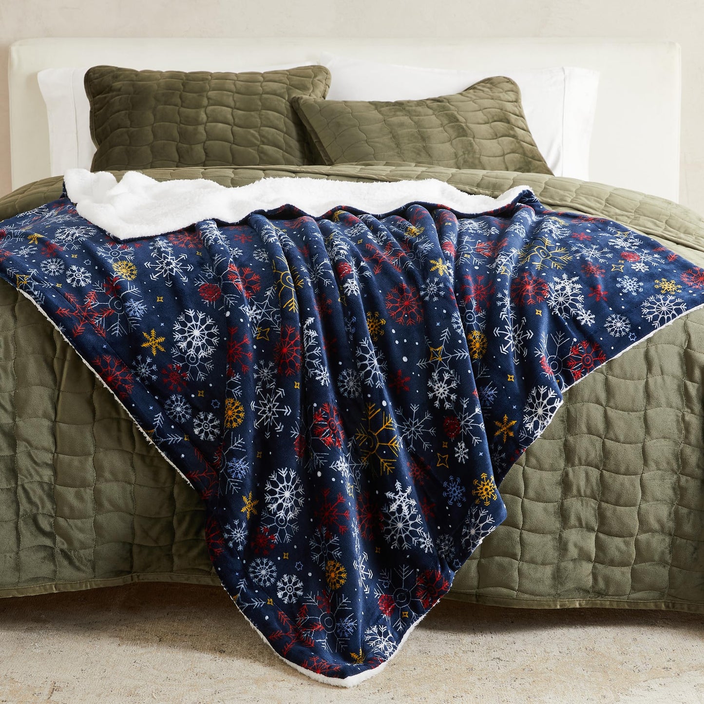 Fleece/Sherpa Christmas Throw - Super Soft Holiday Printed Blanket for Couch, Chair, or Bed - Cozy, Luxurious Plush - 50" x 60", New Snowflake