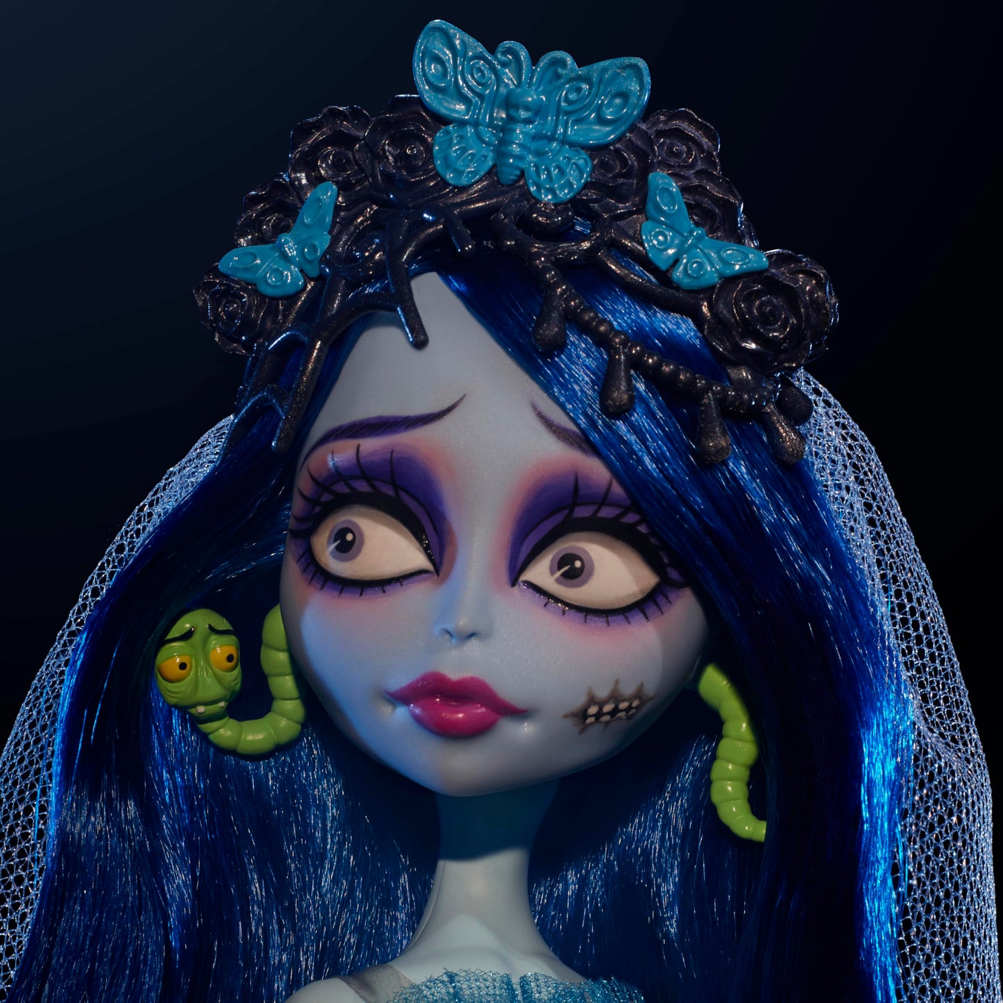 Monster High Skullector Doll, Corpse Bride Emily Collectible in Gothic Spiderweb Wedding Dress with Accessories Like Gauze Veil and Doll Stand