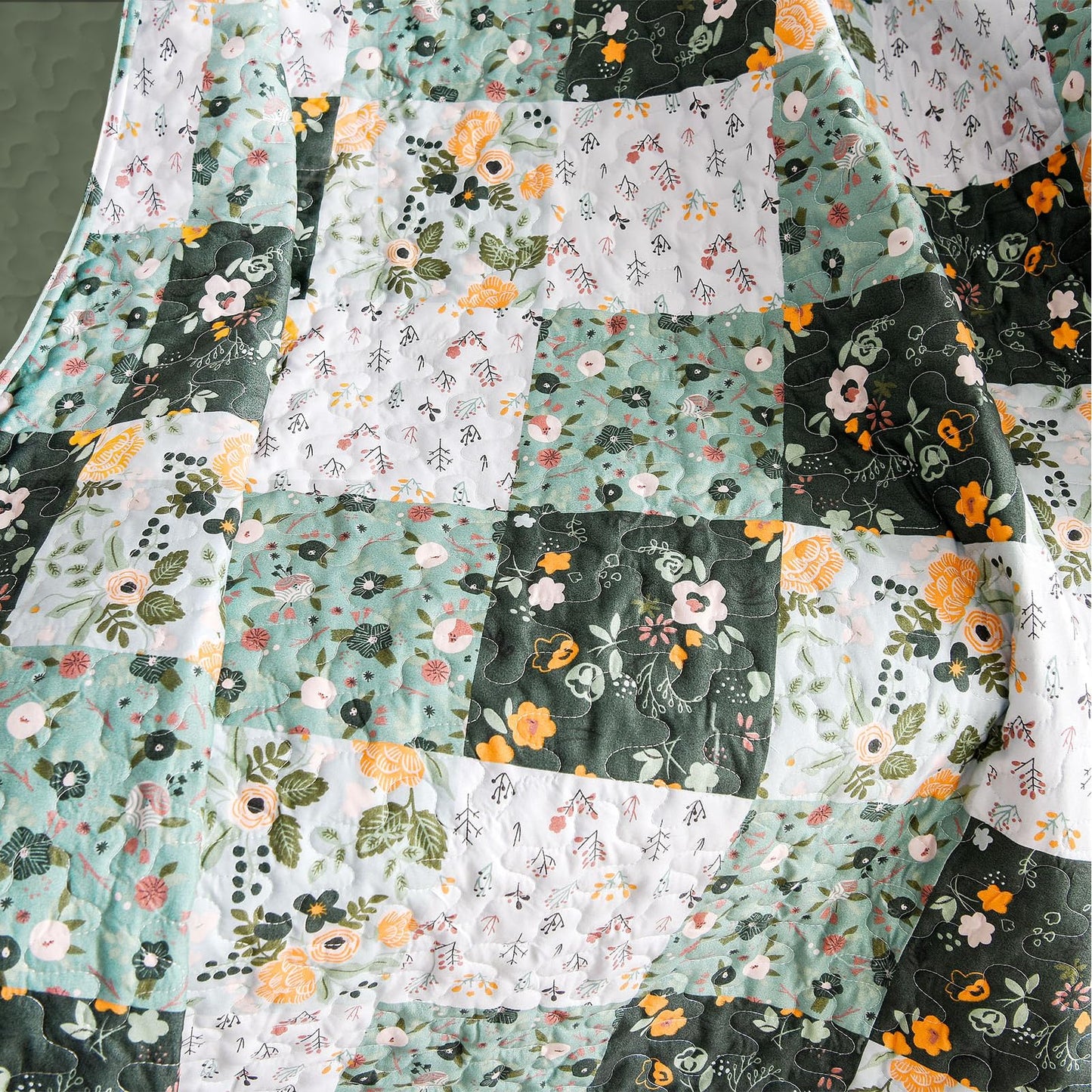 Exclusivo Mezcla 50"x 60" Quilted Throw Blanket- Microfiber Quilt Throw with Boho Patchwork Pattern, Reversible Green Versatile Lap Quilt for All Seasons, Lightweight Throws for Bed/Couch/Sofa