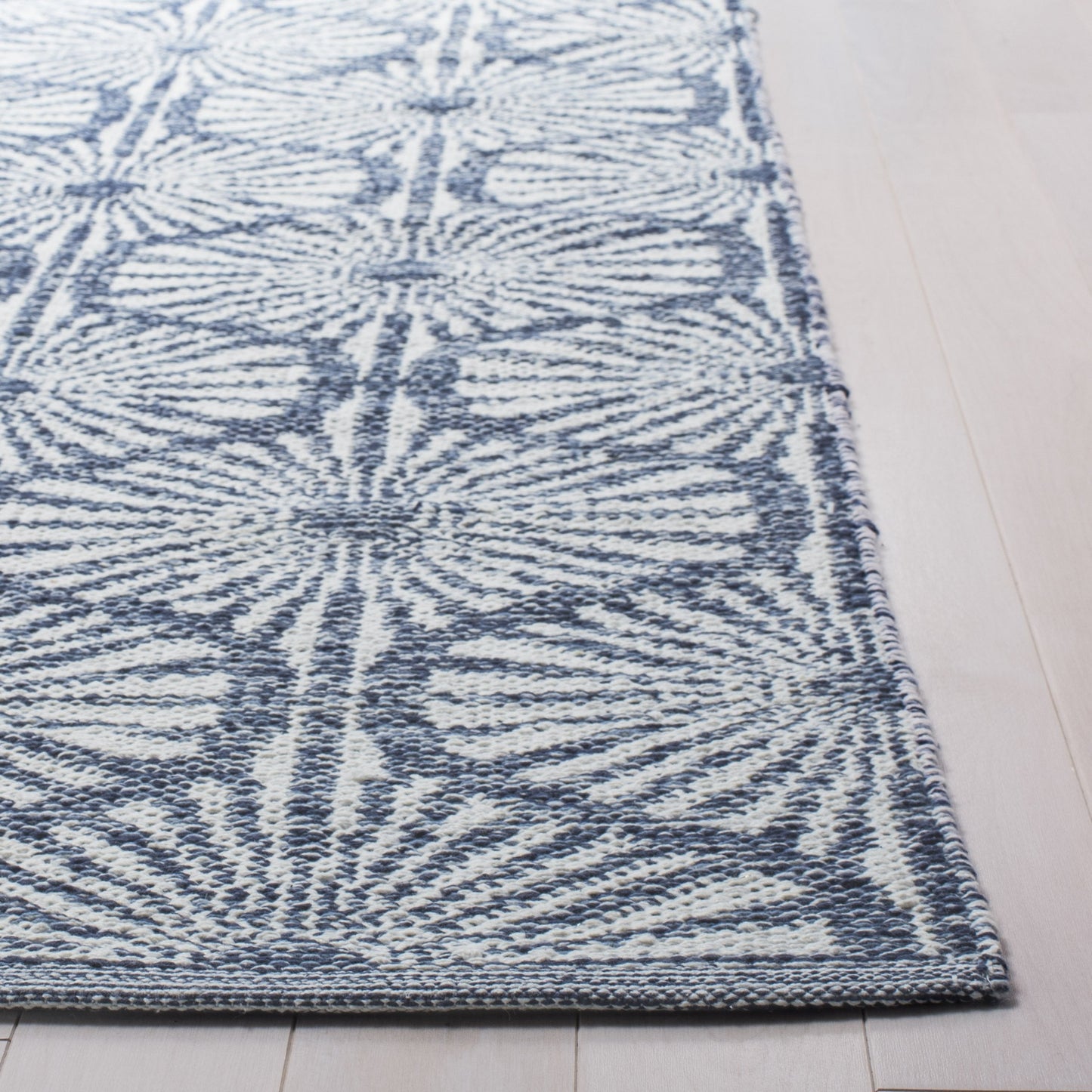 SAFAVIEH Montauk Collection Area Rug - 5' x 8', Navy & Ivory, Handmade Cotton, Ideal for High Traffic Areas in Living Room, Bedroom (MTK606C)