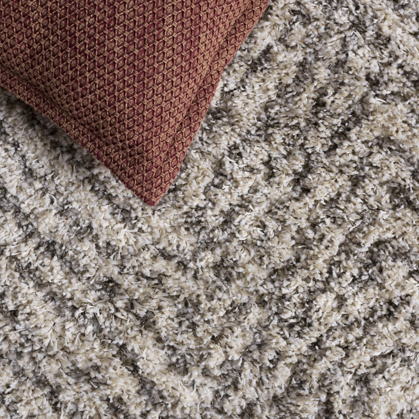 SAFAVIEH Hudson Shag Collection Area Rug - 5'1" x 7'6", Ivory & Grey, Chevron Design, Non-Shedding & Easy Care, 2-inch Thick Ideal for High Traffic Areas in Living Room, Bedroom (SGH375A)