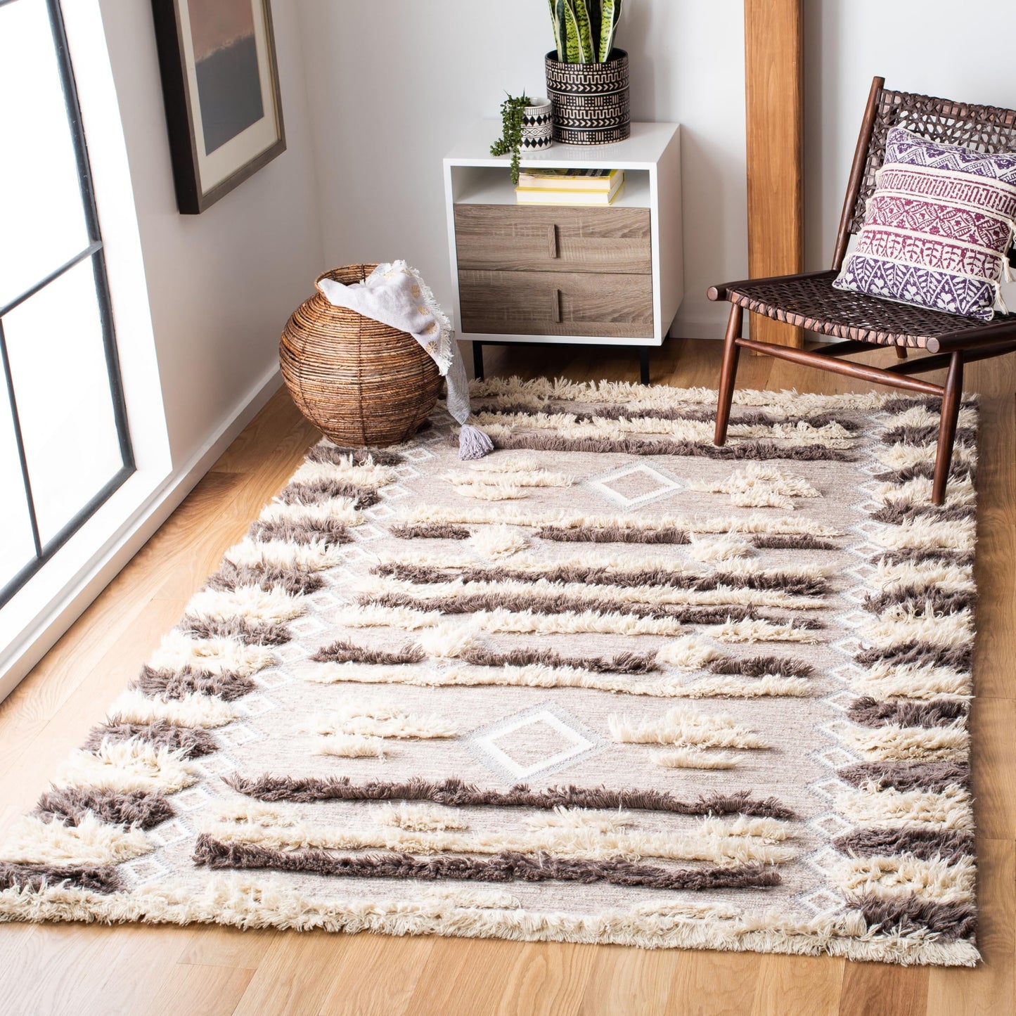 SAFAVIEH Kenya Collection Area Rug - 6' x 9', Ivory & Brown, Handmade Moroccan Boho Tribal Wool, Ideal for High Traffic Areas in Living Room, Bedroom (KNY458A)