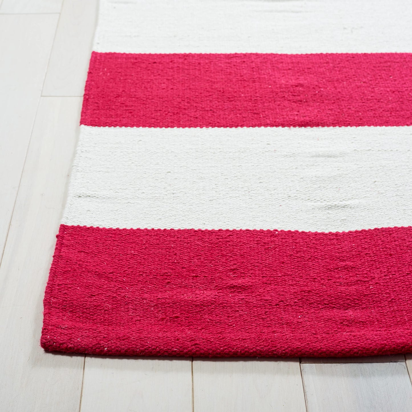 SAFAVIEH Montauk Collection Area Rug - 5' x 8', Red & Ivory, Handmade Flatweave Cotton, Woven Texture, Farmhouse Stripe Pattern, Ideal for Living Room, Bedroom, Dining Space (MTK712B)