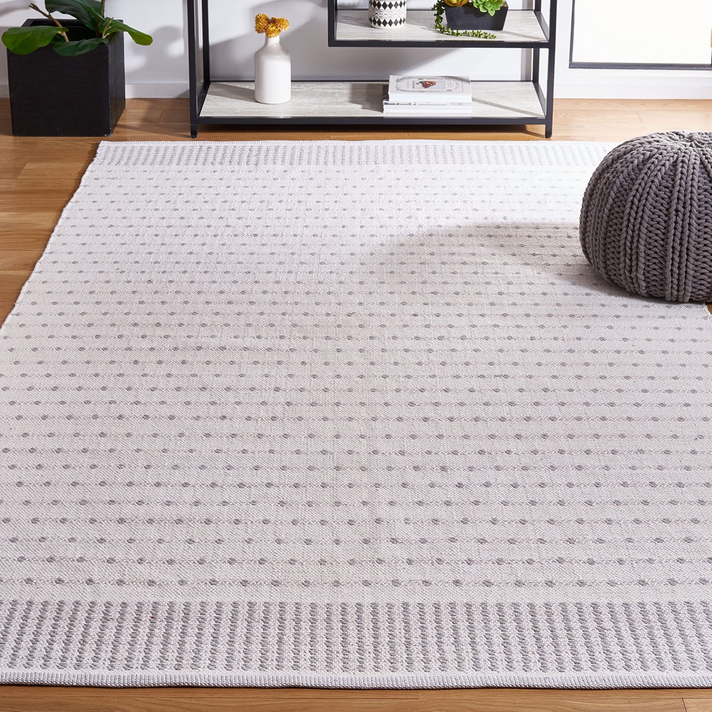 SAFAVIEH Montauk Collection Accent Rug - 4' x 6', Light Grey & Ivory, Flat Weave Cotton Design, Easy Care, Ideal for High Traffic Areas in Entryway, Living Room, Bedroom (MTK714G)