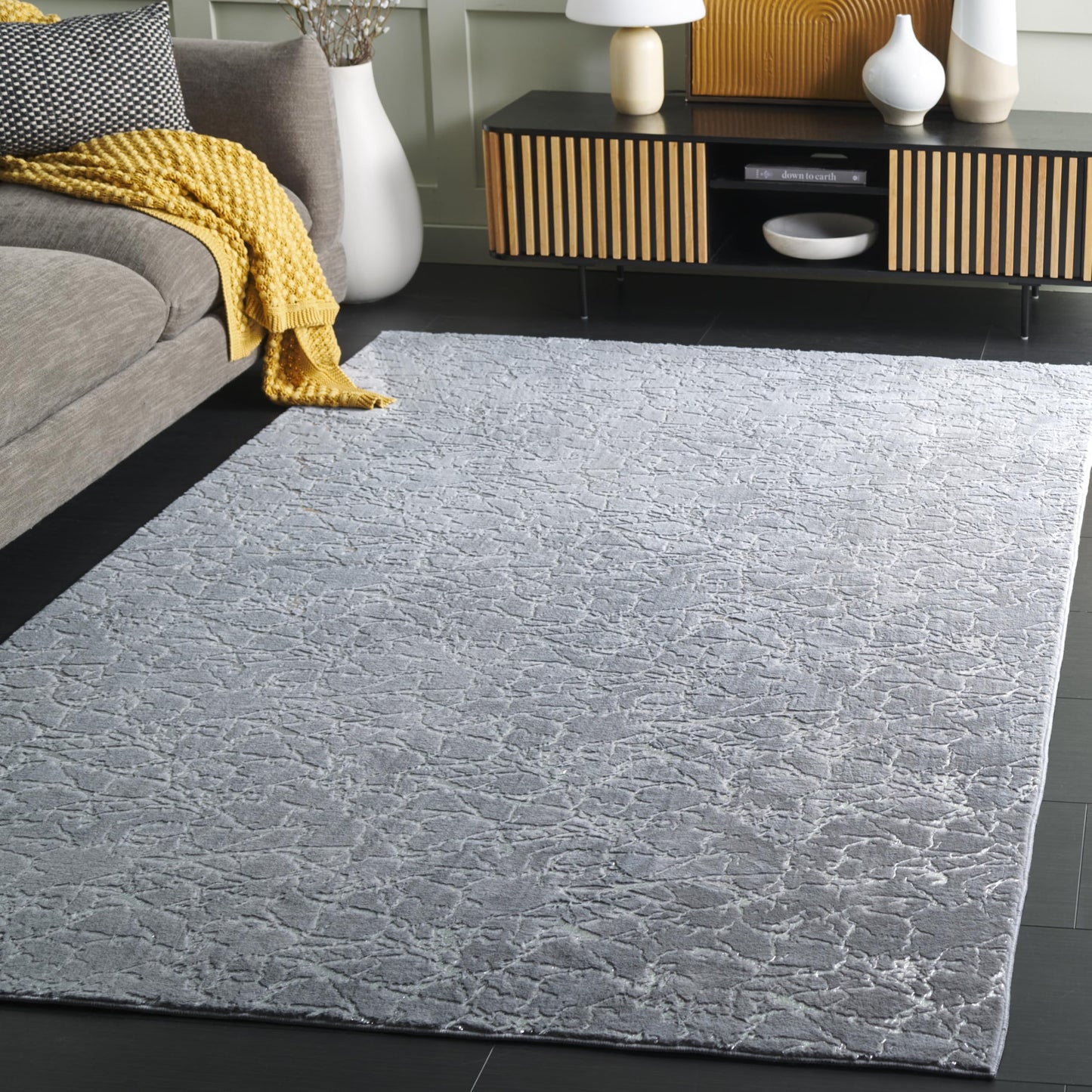 SAFAVIEH Faux Rabbit Fur Metallic Collection Area Rug - 4' x 6', Grey & Silver, Slip Resistant & Easy Cleaning, Ideal for Living Room, Bedroom, Dining Space (FRF300F)