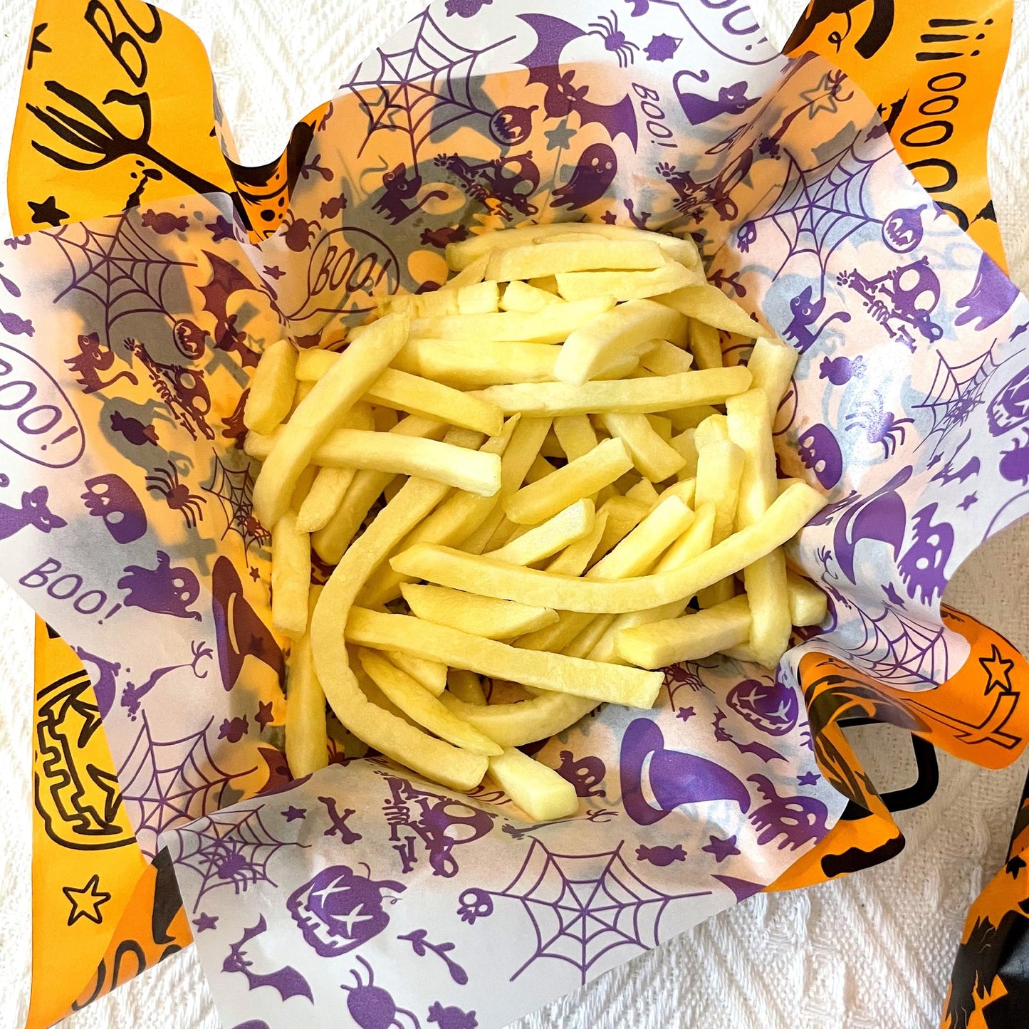 Suiwen 300pcs Halloween Wax Paper Sheet, Food Picnic Printed with Ghost, Spider, Pumpkin and Spiderweb, Greaseproof, Waterproof Dry Hamburger Liners Wrapping Tissue (Black, Purple&Orange)