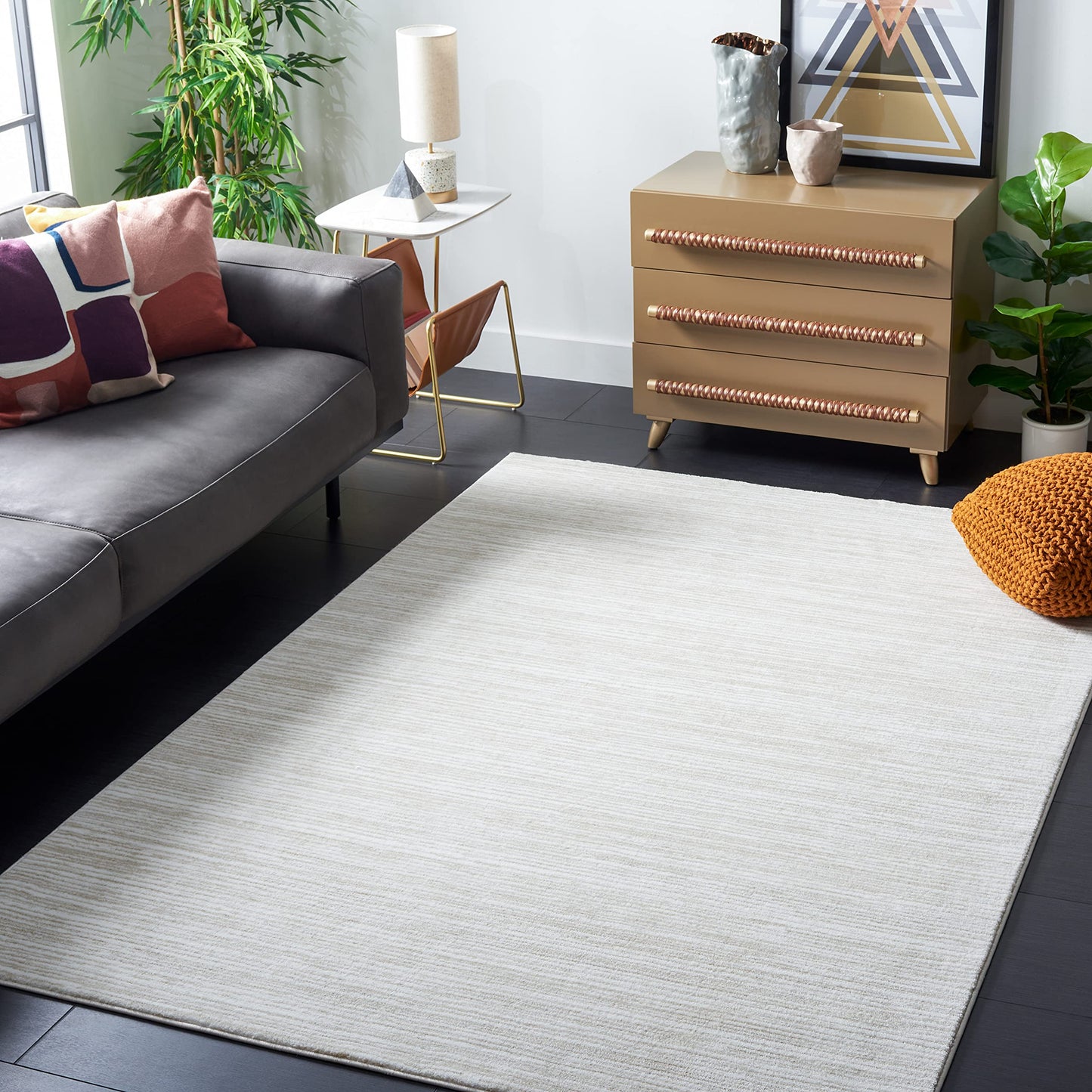 SAFAVIEH Area Rug 4x6 - Vision Collection - Ivory, Modern Ombre Design, Non-Shedding & Easy to Clean, Ideal for Living Room, Bedroom, Dining Space (VSN606J)