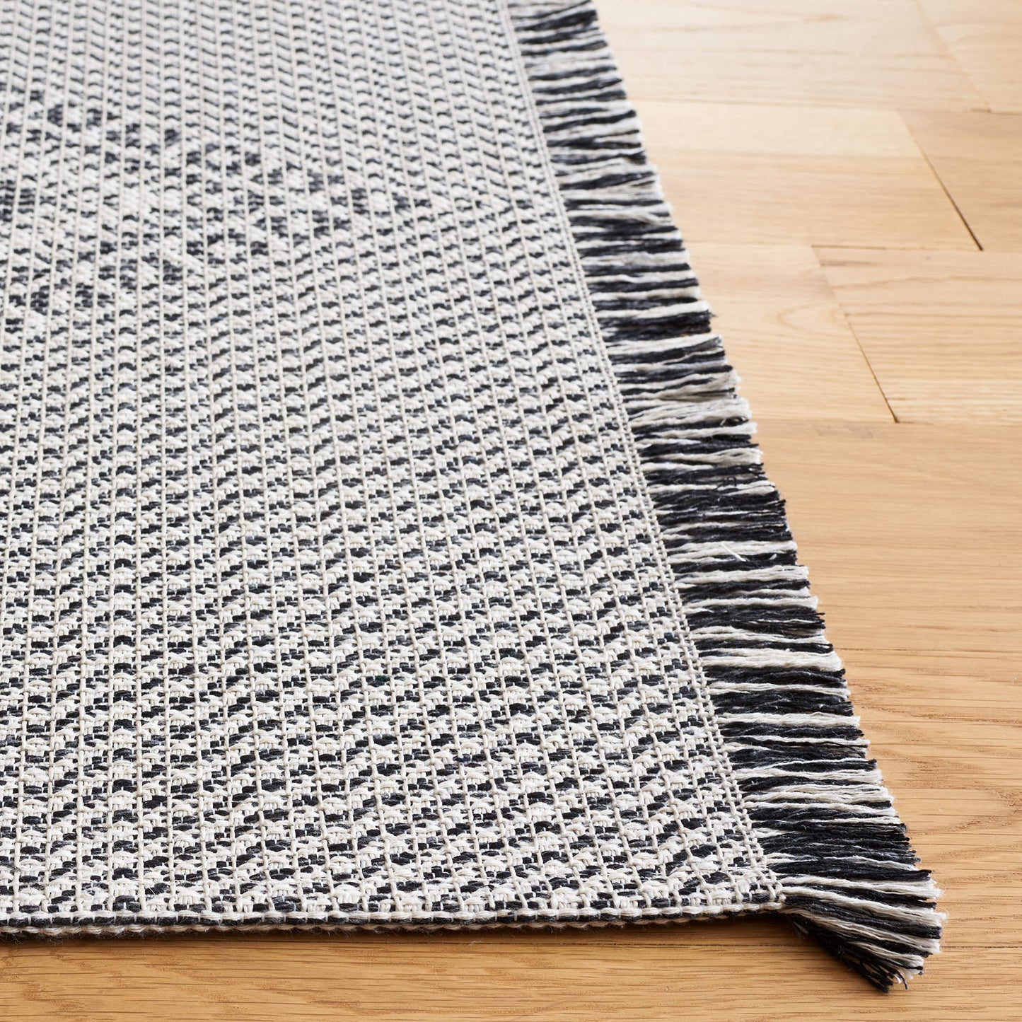 SAFAVIEH Area Rug 8x10 - Augustine Collection - Large - Ivory & Black, Cotton Boho Fringe Design, Easy Cleaning, Ideal for Living Room, Bedroom, Office, Dining Space (AGT502Z)