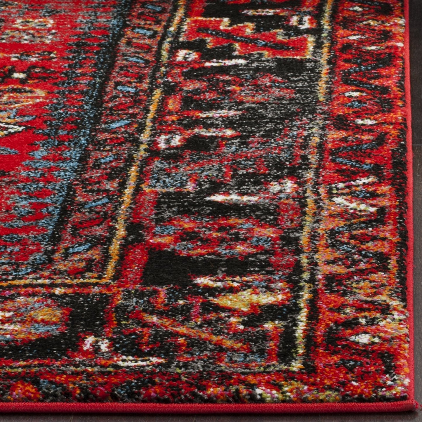 SAFAVIEH Vintage Hamadan Collection Area Rug - 4' Square, Red & Multi, Traditional Persian Design, Non-Shedding & Easy to Clean, Ideal for Living Room, Bedroom, Dining Space (VTH211A)