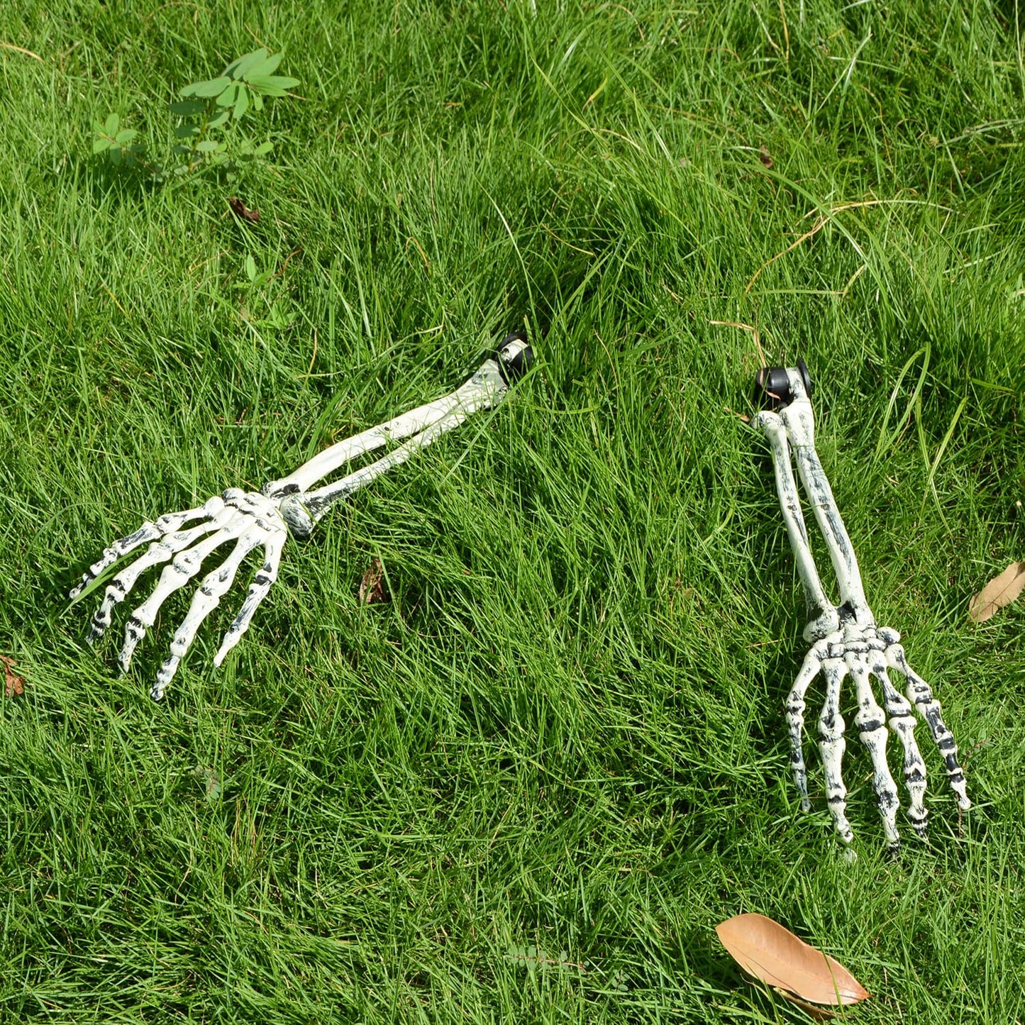 AOFOX Halloween Realistic Skeleton Stakes Zombie Ghost Arm Stake Severed Plastic Skeleton Hands Yard Signs for Lawn Stakes Garden Halloween Props Decoration (6 Pcs White&Black)