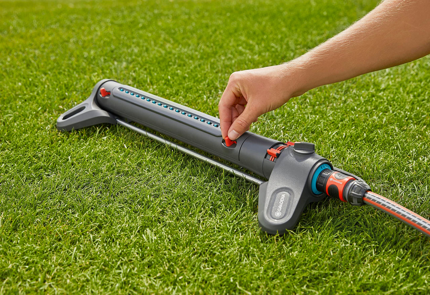 Gardena AquaZoom L rectangular sprinkler: Sprinkler for watering areas of 28–350 m², range 7–21 m, spread 4–17 m, built-in metal filter (18714-88)
