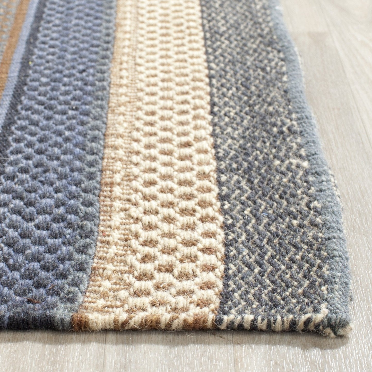 SAFAVIEH Kilim Collection Accent Rug - 4' x 6', Blue, Handmade Flat Weave Wool, Ideal for High Traffic Areas in Entryway, Living Room, Bedroom (KLM951A)