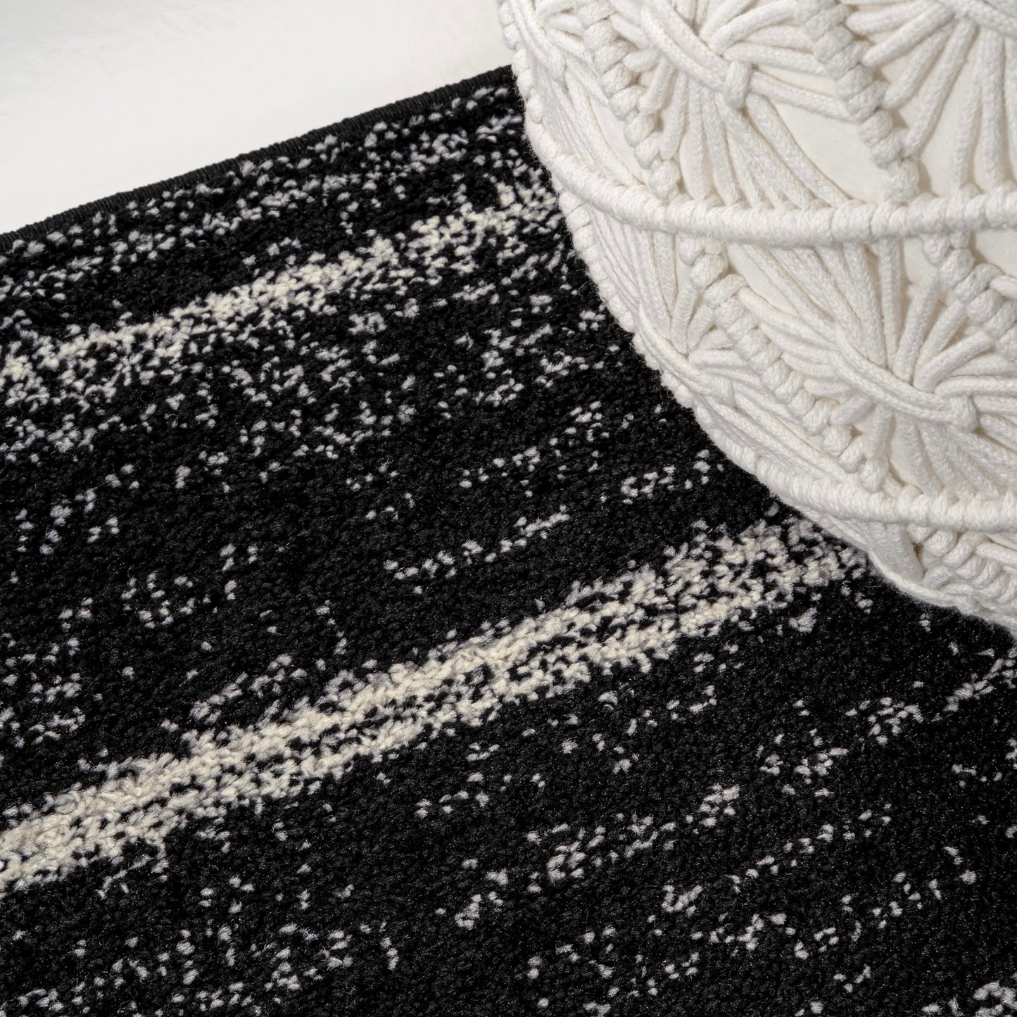 JONATHAN Y Williamsburg Minimalist Stripe Black/Cream Indoor Area Rug, 4x6, Contemporary, Modern, Easy-Cleaning for Living Room, Bedroom, Kitchen, Pet Friendly, Non-Shedding (MOH201F-4)
