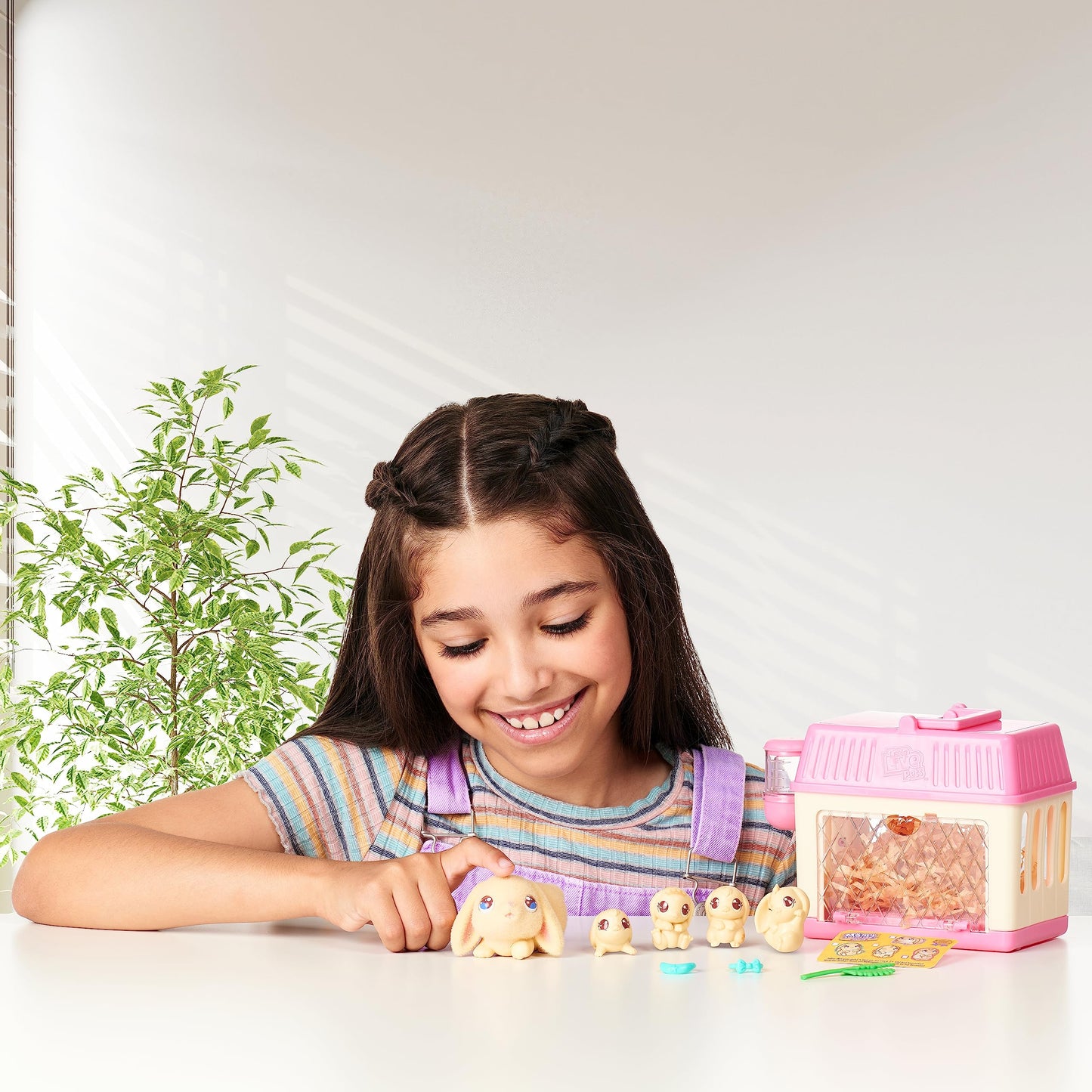 Little Live Pets - Mama Surprise Minis, Feed and nurture a Lil' Bunny Inside their Hutch so she can be a Mama, She has 2, 3, or 4 Babies with Surprise Accessories to Dress Up the Babies,